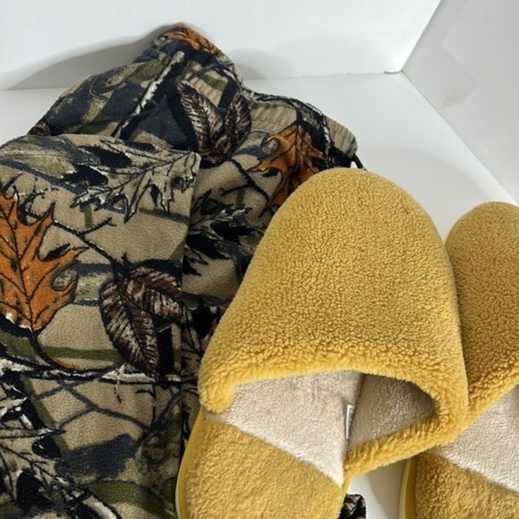 FRUIT OF THE LOOM MENS RELAXING PANTS SIZE 32-34 MEDIUM AND MENS HOUSE SLIPPERS - Picture 16 of 16